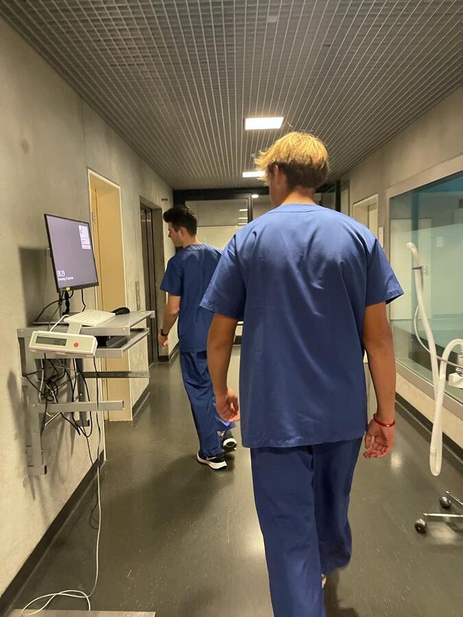 Gian, Lehrling, führt uns durch die Klinik. (Foto: Huy Thai)